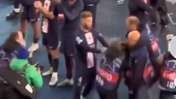 El empujón fuera de lugar de Sergio Ramos a los fotógrafos