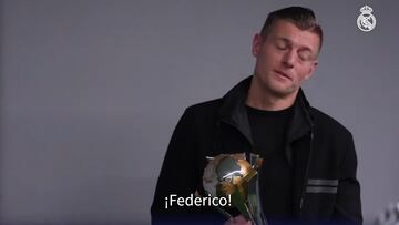 Cariño y admiración mutuo: la escena de Kroos con Fede y el trofeo
