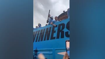 Ederson casi la lía con Julián Álvarez con un cañón de confeti