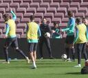 El último entrenamiento de Piqué con el Barça: sonrisa pura y de bromas con Lewandowski