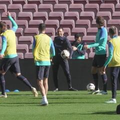El último entrenamiento de Piqué con el Barça: sonrisa pura y de bromas con Lewandowski