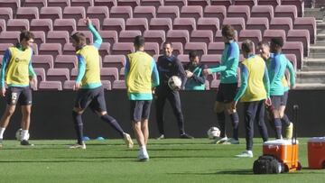 El último entrenamiento de Piqué con el Barça: sonrisa pura y de bromas con Lewandowski