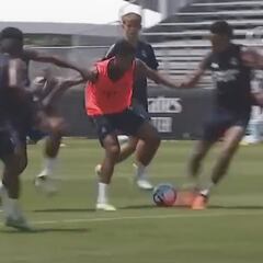 Va sobrado de técnica y de físico: que barbaridad el gol que se inventó Bellingham