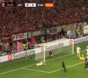 Está completamente bendecido: el gol que mete al Leverkusen de Xabi en la final es de no creer