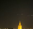 El vídeo de los restos de un cohete chino sobrevolando la Giralda de Sevilla