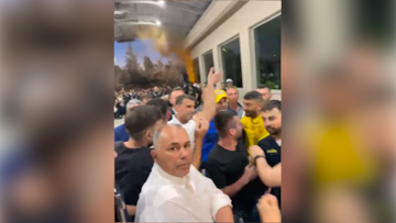 Lo de Jes¨¦ es otro nivel: su recibimiento a lo superestrella de los hooligans turcos