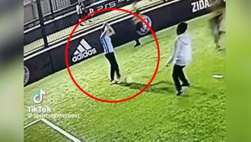 Una mujer se está haciendo una coleta, le llega el balón y ocurre esto: 4M de personas ya lo han visto...