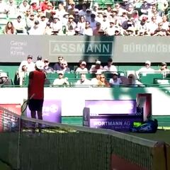 Kyrgios carga contra Nadal mientras discute con el juez después de que le sancionase