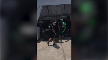 ?Verg¨¹enza en MotoGP! Filtran el v¨ªdeo de un mec¨¢nico pegando a un piloto y Twitter arde