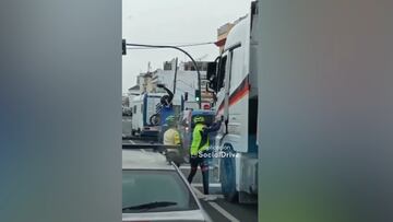 “¡Saca la navaja!”: Tres ciclistas se pegan con un camionero en Sevilla