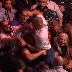 Completamente incomprensible: cruce cables de un campeón de la UFC que acabó a puñetazos en la grada