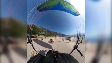 Un paracaidista calcula mal su aterrizaje y atropella a dos personas