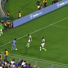 La jugada de Vinicius entre dos que fue un escándalo: la ovación de la grada lo dice todo