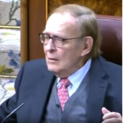 La polémica interrupción de Tamames a Pedro Sánchez: “Viene usted con un tocho...”