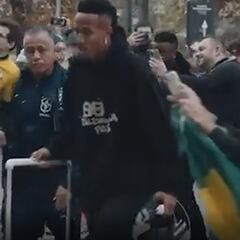 La seguridad les tiene que apartar: Militao y Vinicius llegan como estrellas a la concentración brasileña