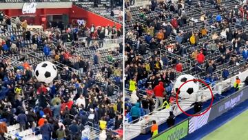 Lanzan un balón gigante en la grada: evidentemente el final no fue el esperado