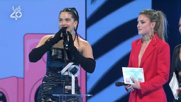 El momentazo de Rosal¨ªa y Alexia Putellas en la gala de Los40