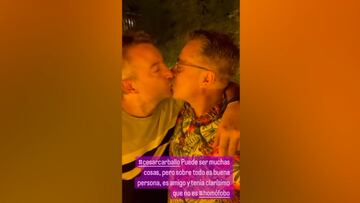 El beso de César Carballo en respuesta a los que le acusan de homófobo