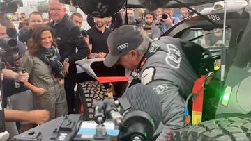 60 años, ganas la 1º etapa y te espera esto en el vivac: el emotivo momento de Carlos Sainz