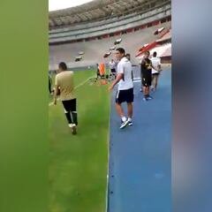 Barristas irrumpen en el entrenamiento e insultan a Yotún