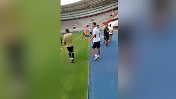 Barristas irrumpen en el entrenamiento e insultan a Yotún