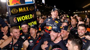 La lluvia de Japón corona a Max Verstappen