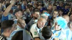 Un periodista pregunta por ‘El Dibu’ en plena fiesta argentina y pasa esto: imposible escapar