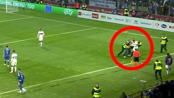 Un espont¨¢neo asalta a Cristiano en pleno partido: lo que sucedi¨® dej¨® helada a toda Portugal