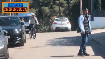 Captan a Leo Messi montando en bicicleta en Barcelona