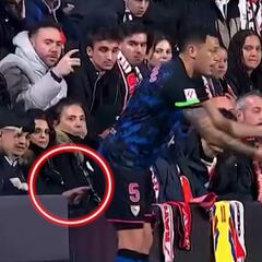 Un joven aficionado del Rayo toca el culo a Ocampos con el dedo