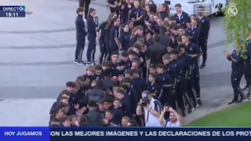 El Madrid deja una imagen para el recuerdo con la salida de los jugadores de Valdebebas