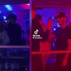 Hazard pillado de fiesta en una discoteca