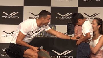 Un niño presume de ‘six pack’ con Cristiano y le pide que le enseñe los suyos: momentazo