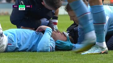 El tremendo choque de Laporte que le dej¨® sangrando en el suelo ante el Brentford