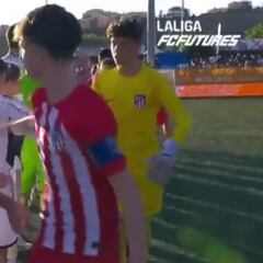 Sinfín de críticas por lo que ocurrió en el saludo del miniderbi: el narrador no daba crédito