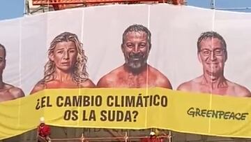 Feij¨®o, Abascal, D¨ªaz y S¨¢nchez ¡®desnudos¡¯: la agresiva pancarta de Greenpeace en la Puerta de Alcal¨¢