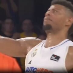 Indignación en el Madrid por esta falta de Tavares con la que el Barça se pone 2-0