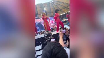 Un bailar¨ªn evita de milagro que se le vea el pecho a Beyonc¨¦ en pleno concierto