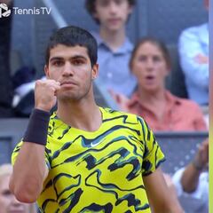 Cuando más caliente estaba el partido llega Alcaraz y hace esto: la grada, en trance
