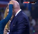 Surrealista esto de las brasileñas en la entrega de medallas con Infantino como protagonista