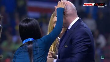 Surrealista esto de las brasileñas en la entrega de medallas con Infantino como protagonista