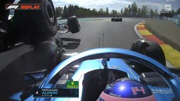 El monumental enfado de Alonso con Hamilton al chocar en la salida del GP de B¨¦lgica