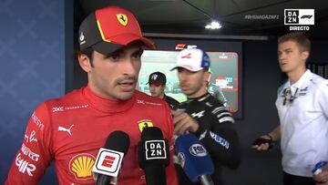 Gasly le reclama algo a Sainz en plena entrevista: la reacción del español, aplaudida