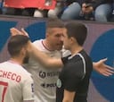 Podolski monta un torneo benéfico y la lía: el árbitro se marchó del estadio por esto que le hizo