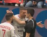 Podolski monta un torneo benéfico y la lía: el árbitro se marchó del estadio por esto que le hizo
