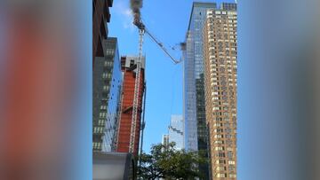 Pánico en el corazón de Manhattan: una grúa se desploma e impacta en un edificio