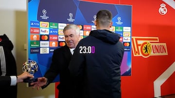 La broma de Ancelotti a Joselu en el momento que recibe el MVP del partido