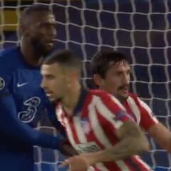 La roja que Rüdiger le ‘sacó' a Savic por un codazo calcado al de Correa hace dos años