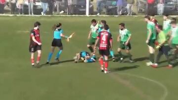 La imagen es brutal y deleznable: cobarde agresión por la espalda de un futbolista a una árbitra