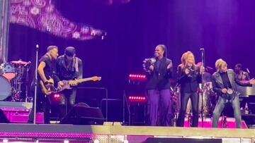 El momento de Michelle Obama ¡®rockeando¡¯ con Springsteen en su concierto en Barcelona